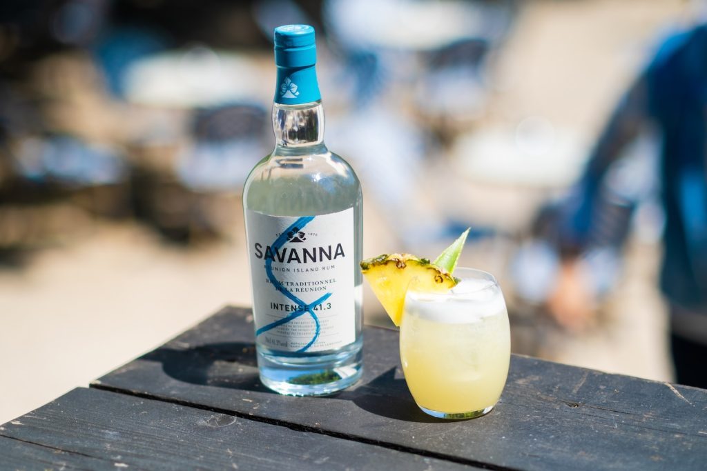 Une bouteille de samana est posée sur une table à côté d'un verre.