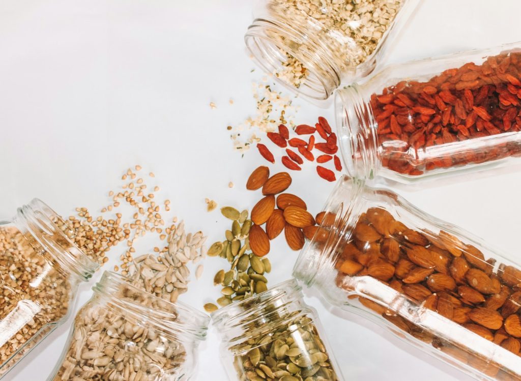 variété de superaliments de couleurs assorties